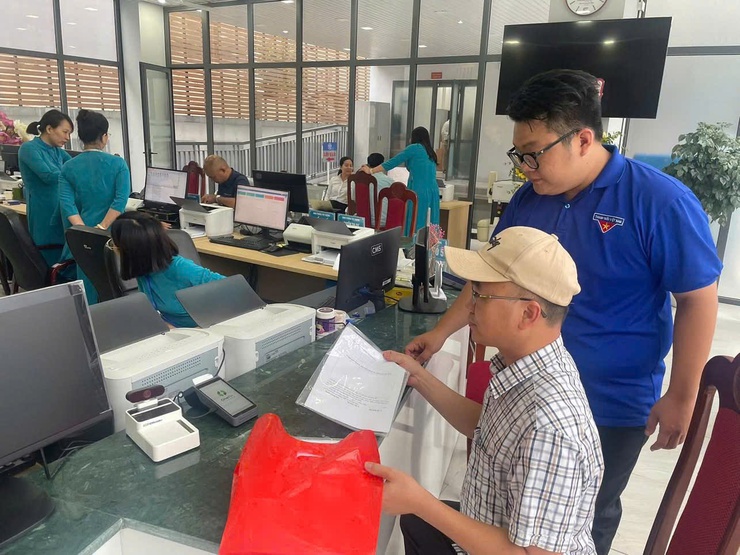 Đoàn thanh niên phường Phú Thượng ra quân hỗ trợ vận hành mô hình chính quyền địa phương 2 cấp và cung cấp dịch vụ công trực tuyến tại cơ sở.- Ảnh 2.