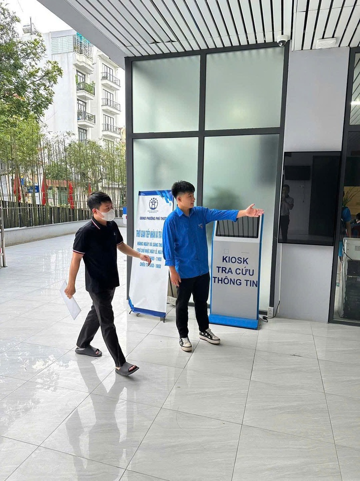 Đoàn thanh niên phường Phú Thượng ra quân hỗ trợ vận hành mô hình chính quyền địa phương 2 cấp và cung cấp dịch vụ công trực tuyến tại cơ sở.- Ảnh 3.