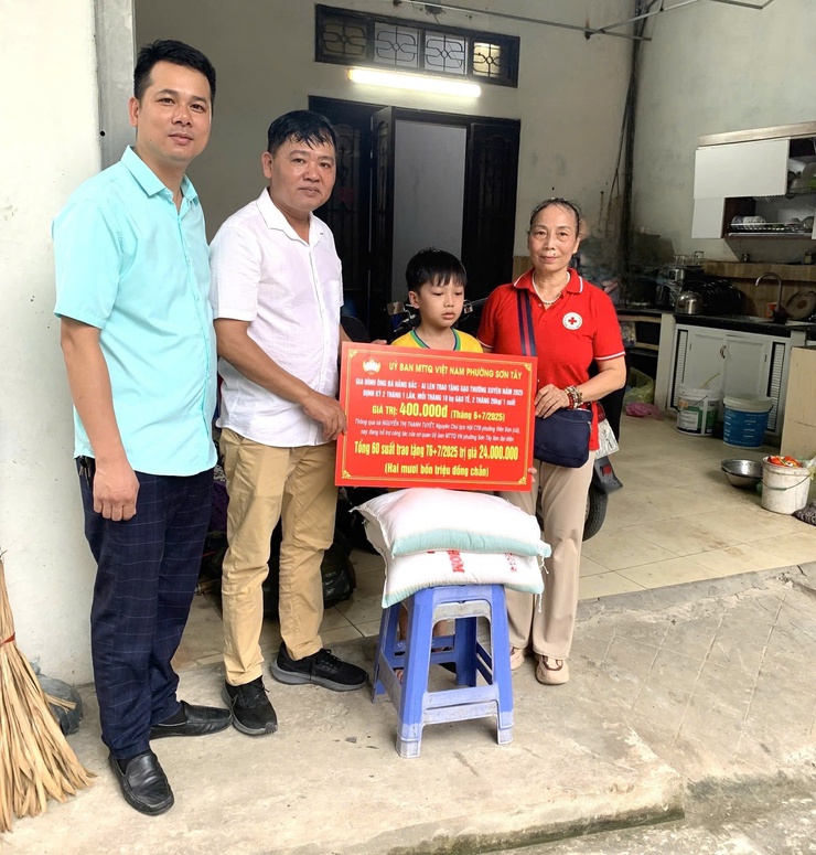 ỦY BAN MTTQ VIỆT NAM PHƯỜNG SƠN TÂY TIẾP NHẬN GẠO TRAO TẶNG CHO CÁC HỘ CÓ HOÀN CẢNH KHÓ KHĂN- Ảnh 2.