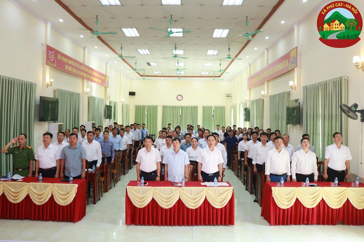 Phú Cát tổ chức lễ chào cờ đầu tháng 8 và phát động ủng hộ quỹ mua sắm thiết bị CNTT cho các chi bộ nông thôn- Ảnh 1.