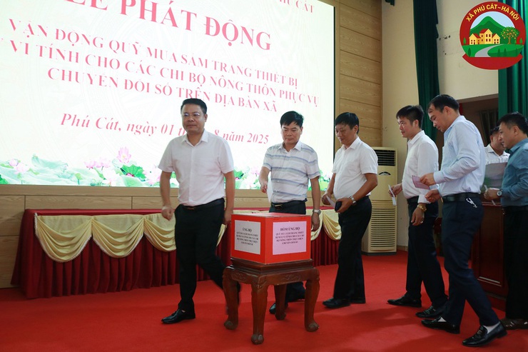 Phú Cát tổ chức lễ chào cờ đầu tháng 8 và phát động ủng hộ quỹ mua sắm thiết bị CNTT cho các chi bộ nông thôn- Ảnh 10.