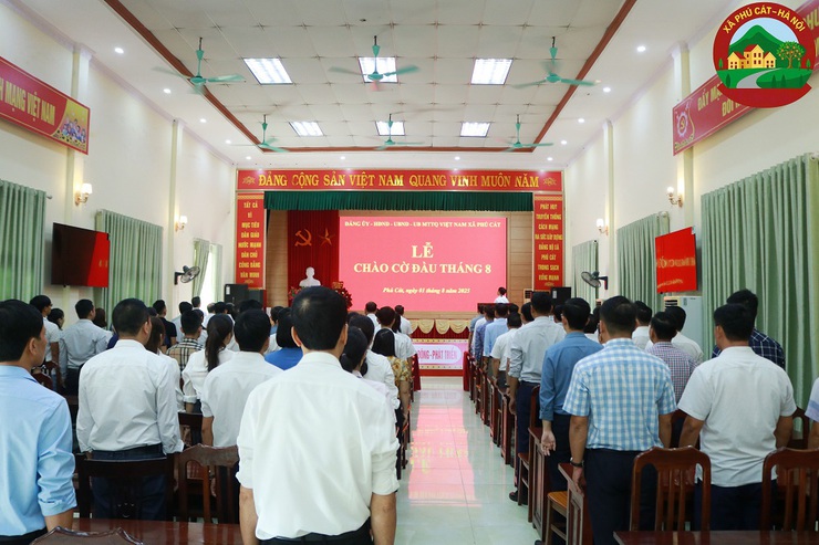 Phú Cát tổ chức lễ chào cờ đầu tháng 8 và phát động ủng hộ quỹ mua sắm thiết bị CNTT cho các chi bộ nông thôn- Ảnh 2.