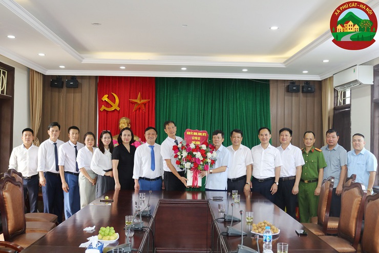 Lãnh đạo xã Phú Cát tặng hoa chúc mừng Ban Xây dựng Đảng nhân kỷ niệm 95 năm ngày truyền thống ngành Tuyên giáo- Ảnh 1.