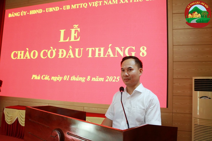 Phú Cát tổ chức lễ chào cờ đầu tháng 8 và phát động ủng hộ quỹ mua sắm thiết bị CNTT cho các chi bộ nông thôn- Ảnh 3.
