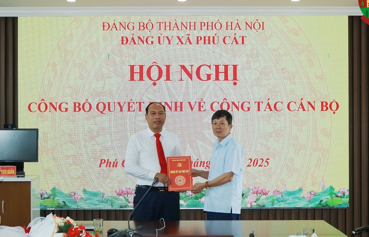 Phú Cát: Trao quyết định bổ nhiệm Phó Chánh Văn phòng Đảng ủy xã- Ảnh 1.