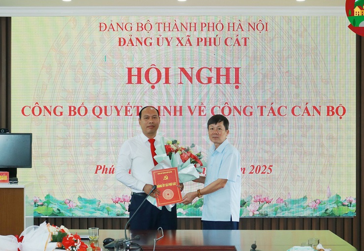 Phú Cát: Trao quyết định bổ nhiệm Phó Chánh Văn phòng Đảng ủy xã- Ảnh 2.