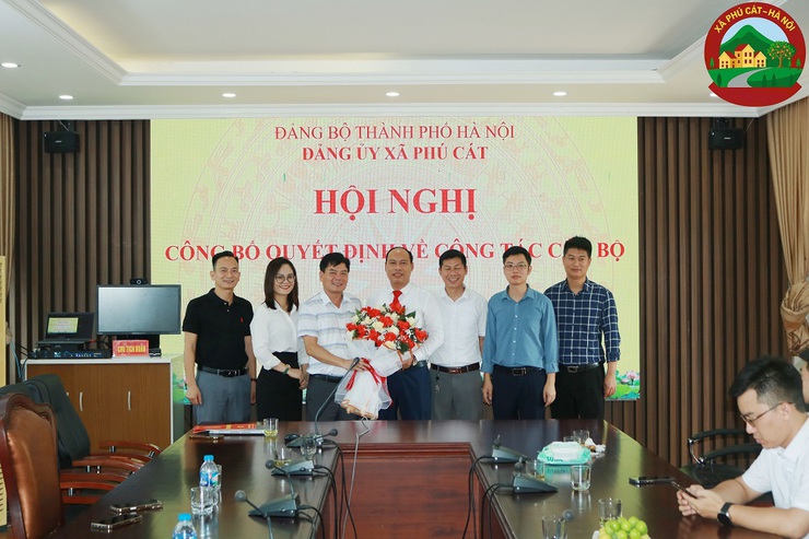 Phú Cát: Trao quyết định bổ nhiệm Phó Chánh Văn phòng Đảng ủy xã- Ảnh 4.