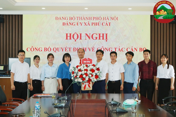 Phú Cát: Trao quyết định bổ nhiệm Phó Chánh Văn phòng Đảng ủy xã- Ảnh 5.