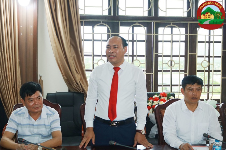 Phú Cát: Trao quyết định bổ nhiệm Phó Chánh Văn phòng Đảng ủy xã- Ảnh 3.