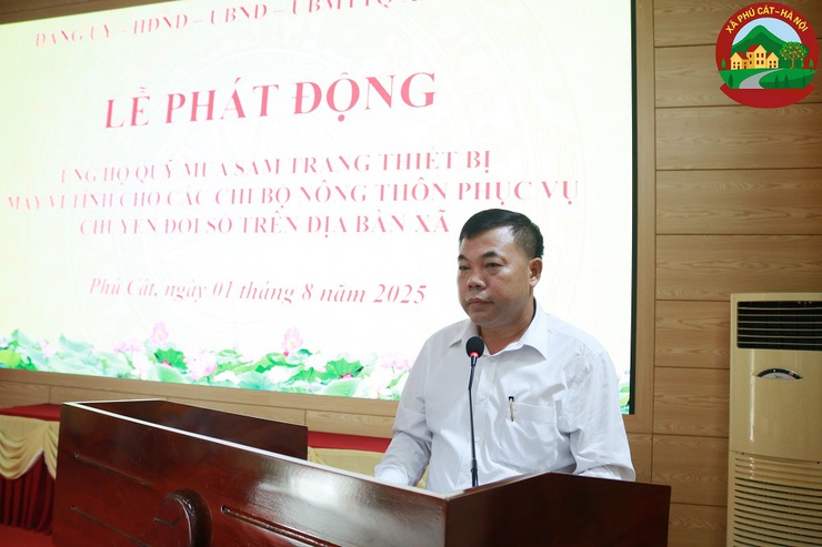 Phú Cát tổ chức lễ chào cờ đầu tháng 8 và phát động ủng hộ quỹ mua sắm thiết bị CNTT cho các chi bộ nông thôn- Ảnh 4.