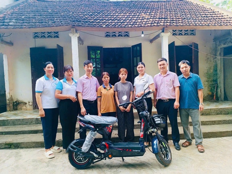 Ngân hàng chính sách xã hội Ba Vì phối hợp với Hội Liên hiệp Phụ nữ xã Yên Bài tổ chức tặng quà cho học sinh có hoàn cảnh đặc biệt khó khăn trên địa bàn xã.- Ảnh 1.