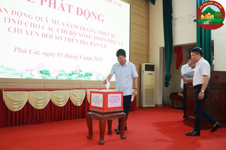 Phú Cát tổ chức lễ chào cờ đầu tháng 8 và phát động ủng hộ quỹ mua sắm thiết bị CNTT cho các chi bộ nông thôn- Ảnh 5.