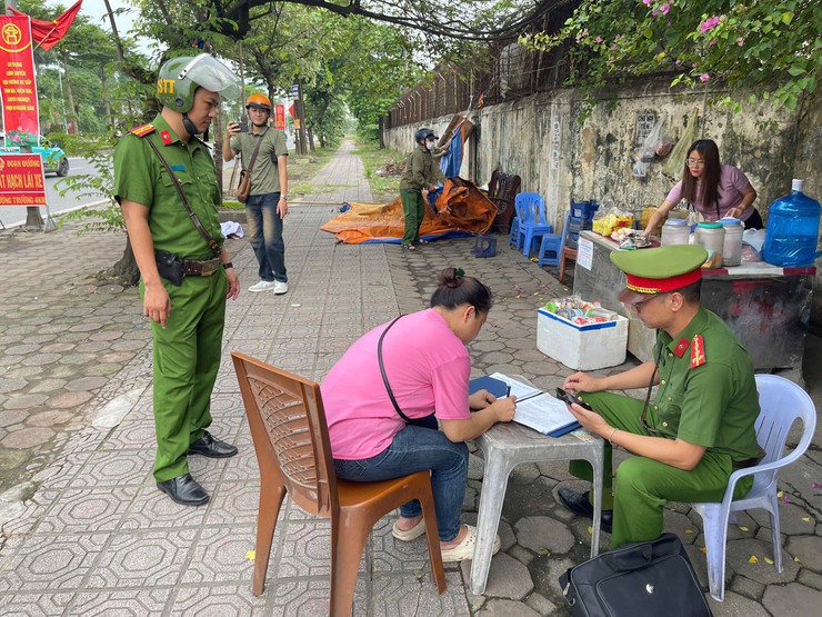 Công an phường Dương Nội mở đợt cao điểm giải quyết trật tự công cộng, trật tự đô thị đảm bảo an ninh an toàn chào mừng Đại hội Đảng bộ phường Dương Nội lần thứ I, nhiệm kỳ 2025-2030- Ảnh 2.