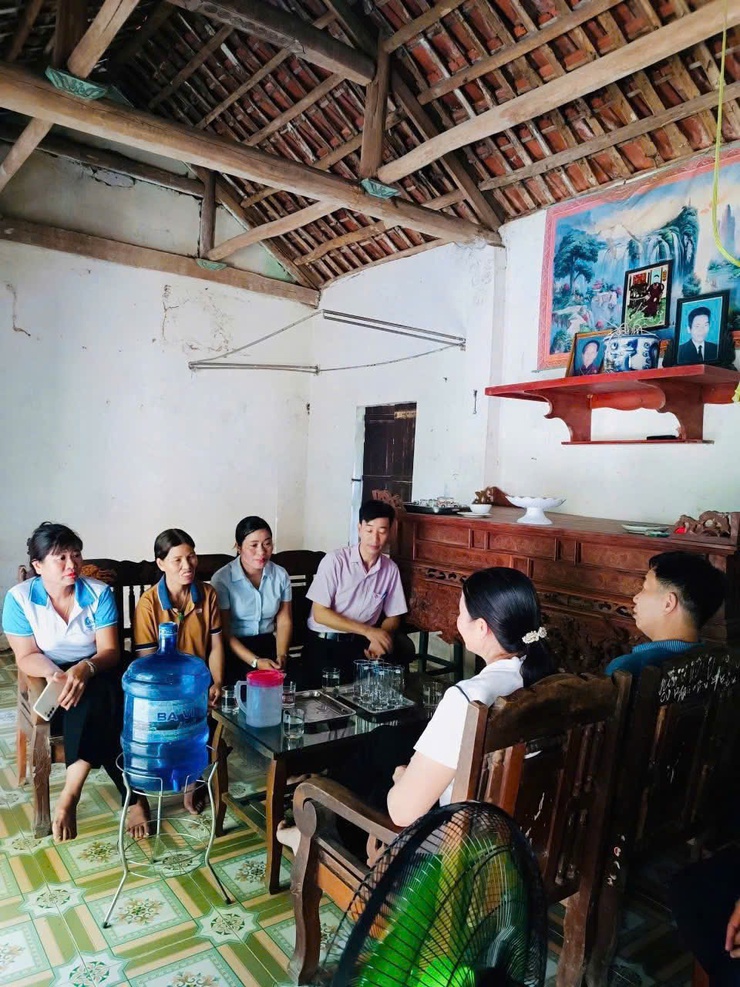 Ngân hàng chính sách xã hội Ba Vì phối hợp với Hội Liên hiệp Phụ nữ xã Yên Bài tổ chức tặng quà cho học sinh có hoàn cảnh đặc biệt khó khăn trên địa bàn xã.- Ảnh 2.