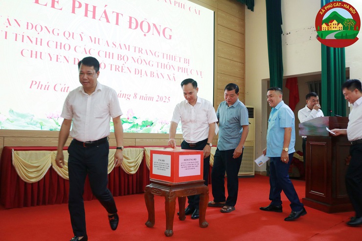 Phú Cát tổ chức lễ chào cờ đầu tháng 8 và phát động ủng hộ quỹ mua sắm thiết bị CNTT cho các chi bộ nông thôn- Ảnh 6.