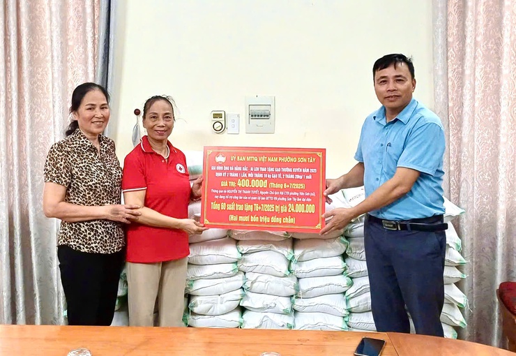 ỦY BAN MTTQ VIỆT NAM PHƯỜNG SƠN TÂY TIẾP NHẬN GẠO TRAO TẶNG CHO CÁC HỘ CÓ HOÀN CẢNH KHÓ KHĂN- Ảnh 1.