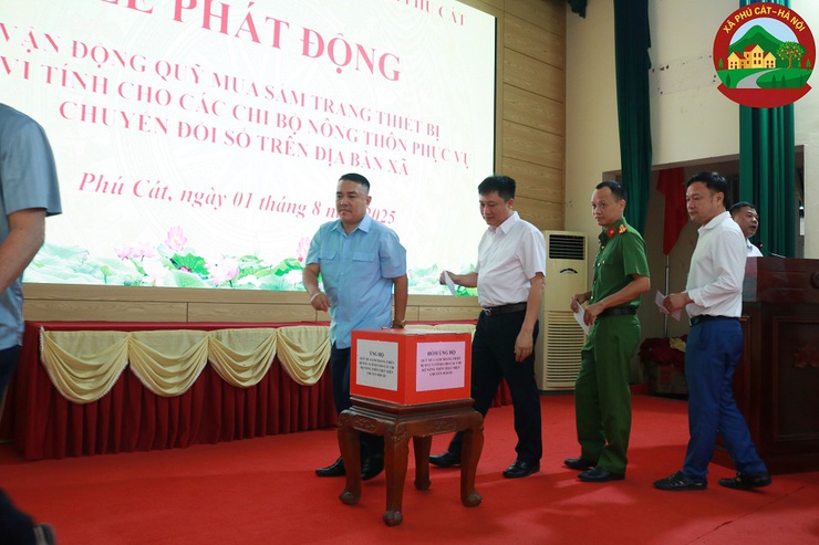 Phú Cát tổ chức lễ chào cờ đầu tháng 8 và phát động ủng hộ quỹ mua sắm thiết bị CNTT cho các chi bộ nông thôn- Ảnh 7.