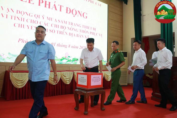 Phú Cát tổ chức lễ chào cờ đầu tháng 8 và phát động ủng hộ quỹ mua sắm thiết bị CNTT cho các chi bộ nông thôn- Ảnh 8.