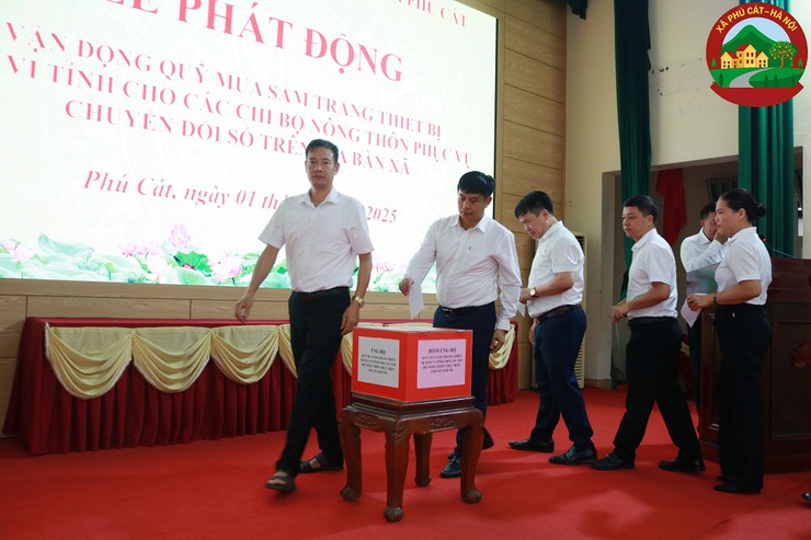 Phú Cát tổ chức lễ chào cờ đầu tháng 8 và phát động ủng hộ quỹ mua sắm thiết bị CNTT cho các chi bộ nông thôn- Ảnh 9.