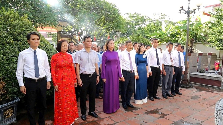 Đoàn đại biểu phường Dương Nội viếng nghĩa trang liệt sỹ trước thềm Đại hội Đảng bộ phường lần thứ I, nhiệm kỳ 2025 – 2030- Ảnh 1.