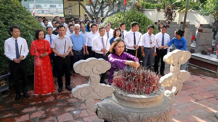 Đoàn đại biểu phường Dương Nội viếng nghĩa trang liệt sỹ trước thềm Đại hội Đảng bộ phường lần thứ I, nhiệm kỳ 2025 – 2030- Ảnh 2.