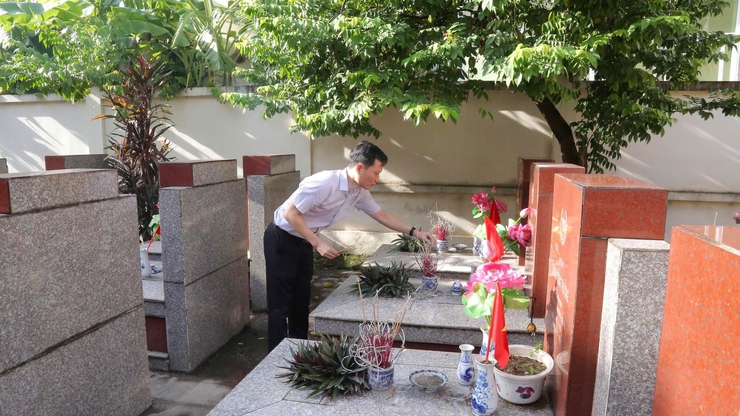 Đoàn đại biểu phường Dương Nội viếng nghĩa trang liệt sỹ trước thềm Đại hội Đảng bộ phường lần thứ I, nhiệm kỳ 2025 – 2030- Ảnh 3.