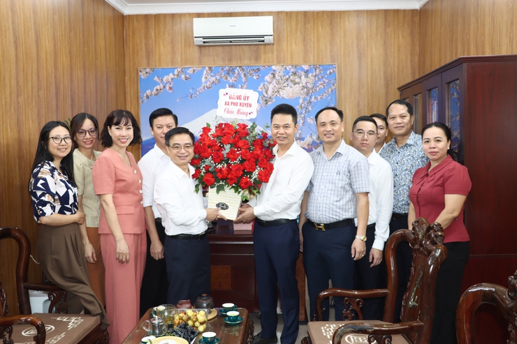 Các đồng chí lãnh đạo xã chúc mừng ngày truyền thống ngành Tuyên giáo của Đảng- Ảnh 1.