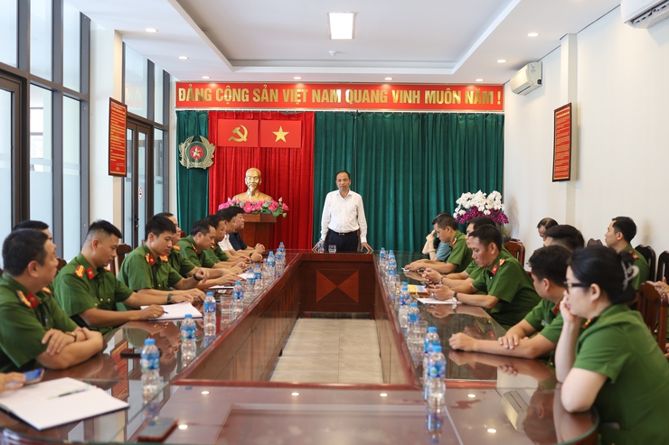 Tây Hồ: Khen thưởng đột xuất lực lượng Công an kịp thời bắt giữ tội phạm mua bán trái phép chất ma túy- Ảnh 1.