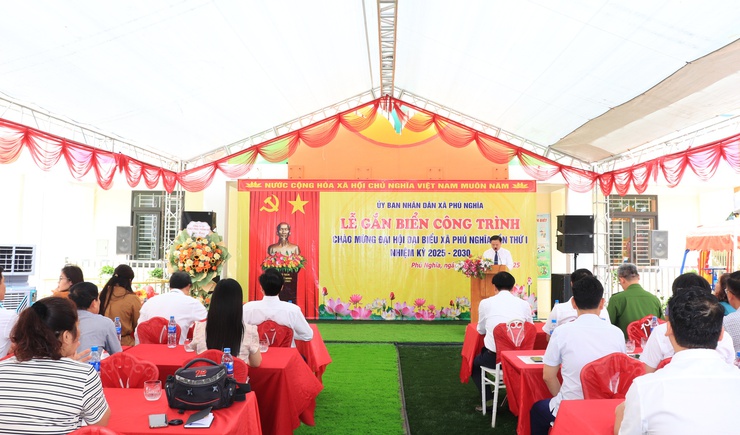Phú Nghĩa tổ chức Lễ gắn biển công trình chào mừng Đại hội Đại biểu Đảng bộ xã lần thứ I, nhiệm kỳ 2025 – 2030
- Ảnh 1.