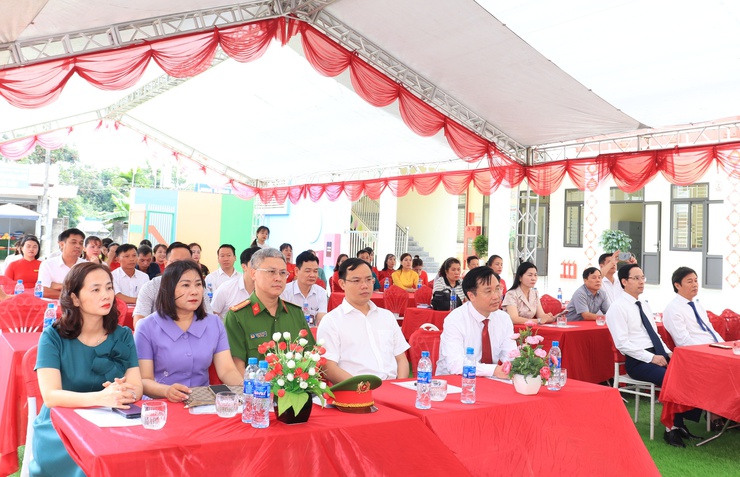 Phú Nghĩa tổ chức Lễ gắn biển công trình chào mừng Đại hội Đại biểu Đảng bộ xã lần thứ I, nhiệm kỳ 2025 – 2030
- Ảnh 2.