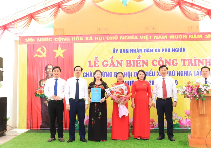 Phú Nghĩa tổ chức Lễ gắn biển công trình chào mừng Đại hội Đại biểu Đảng bộ xã lần thứ I, nhiệm kỳ 2025 – 2030
- Ảnh 3.