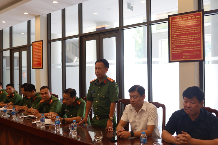 Tây Hồ: Khen thưởng đột xuất lực lượng Công an kịp thời bắt giữ tội phạm mua bán trái phép chất ma túy- Ảnh 2.