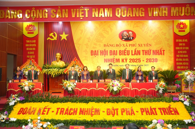 Phiên làm việc đầu tiên của Đại hội đại biểu Đảng bộ xã Phú Xuyên lần thứ I, nhiệm kỳ 2025 - 2030- Ảnh 1.
