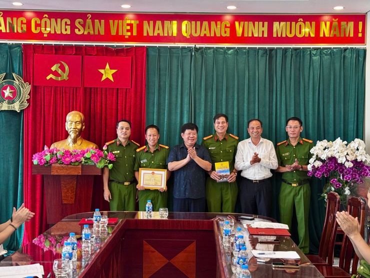 Tây Hồ: Khen thưởng đột xuất lực lượng Công an kịp thời bắt giữ tội phạm mua bán trái phép chất ma túy- Ảnh 3.