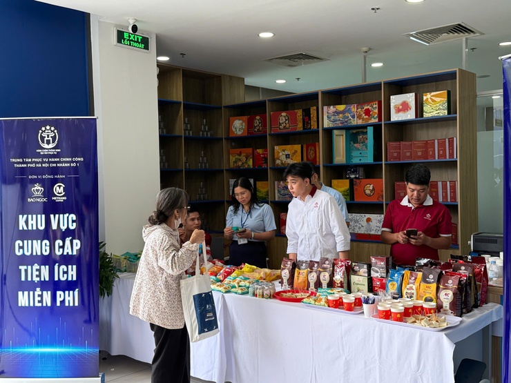 Trung tâm Phục vụ hành chính công Thành phố triển khai các tiện ích miễn phí: Lấy sự hài lòng của người dân làm thước đo hiệu quả- Ảnh 2.