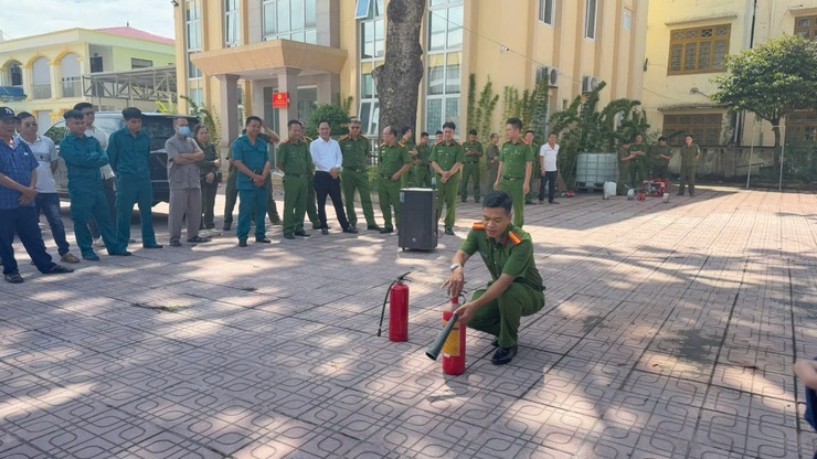Tam Hưng nâng cao nhận thức, kỹ năng PCCC&CNCH lan tỏa trách nhiệm, vì sự an toàn cộng đồng- Ảnh 4.