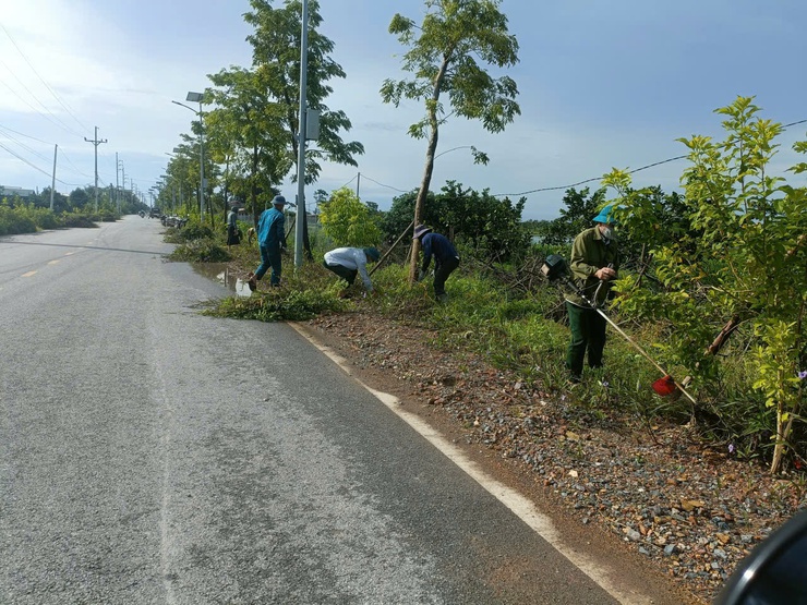MTTQ CÙNG CÁC ĐOÀN THỂ XÃ ỨNG HOÀ TRỒNG HOA VÀ VỆ SINH MÔI TRƯỜNG.- Ảnh 2.