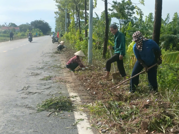MTTQ CÙNG CÁC ĐOÀN THỂ XÃ ỨNG HOÀ TRỒNG HOA VÀ VỆ SINH MÔI TRƯỜNG.- Ảnh 1.