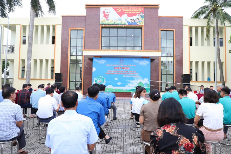 Xã Hồng Vân phát động phong trào “Sáng - Xanh - Sạch - Đẹp”, ra quân tổng vệ sinh môi trường- Ảnh 1.