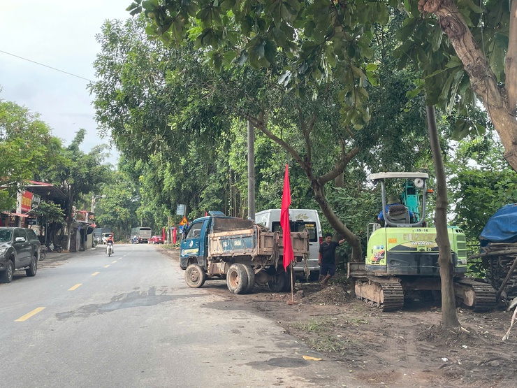 Xã Tiến Thắng ra quân giải tỏa hành lang an toàn giao thông trên tuyến đường tỉnh lộ 308- Ảnh 1.