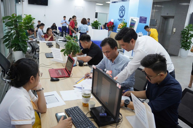Ngày đầu vận hành Điểm Phục vụ hành chính công Hoàng Đạo Thúy- Ảnh 2.