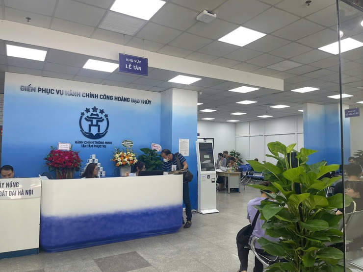 Ngày đầu vận hành Điểm Phục vụ hành chính công Hoàng Đạo Thúy- Ảnh 1.