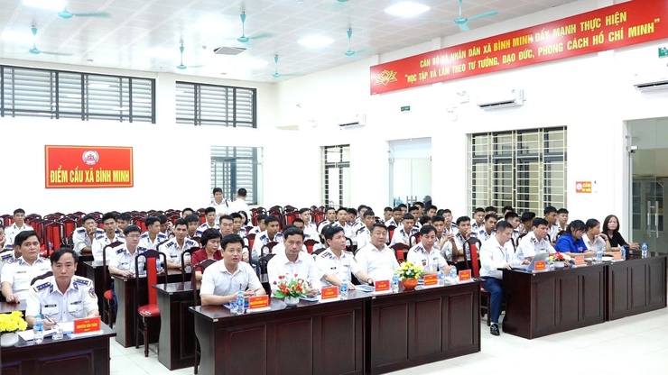 Hơn 200 cán bộ, chiến sỹ Cảnh sát biển hành quân dã ngoại làm công tác dân vận tại xã Bình Minh- Ảnh 1.