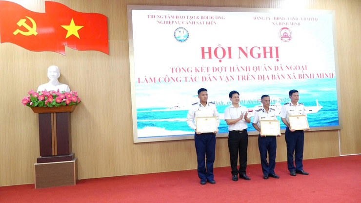 Hơn 200 cán bộ, chiến sỹ Cảnh sát biển hành quân dã ngoại làm công tác dân vận tại xã Bình Minh- Ảnh 6.