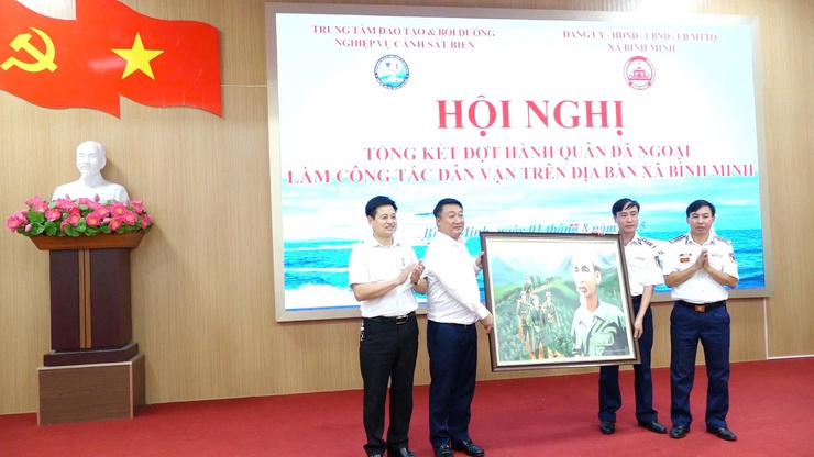 Hơn 200 cán bộ, chiến sỹ Cảnh sát biển hành quân dã ngoại làm công tác dân vận tại xã Bình Minh- Ảnh 7.