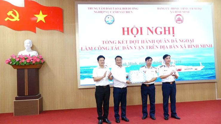 Hơn 200 cán bộ, chiến sỹ Cảnh sát biển hành quân dã ngoại làm công tác dân vận tại xã Bình Minh- Ảnh 8.