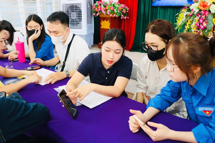 Người dân phường Phúc Lợi hào hứng, tự tin hơn với các tiện ích số- Ảnh 6.