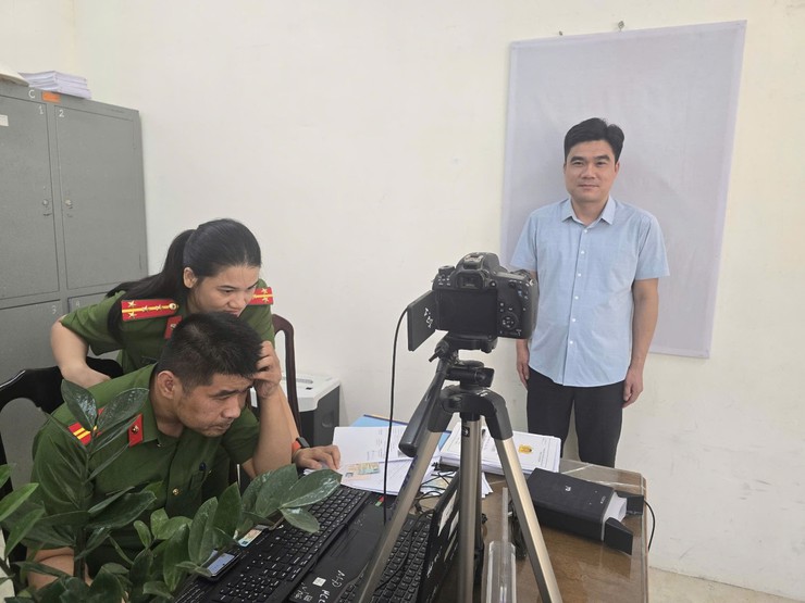 Công an xã Hương Sơn quyết tâm hoàn thành thu nhận hồ sơ cấp thẻ Đảng cho hơn 2.000 đảng viên- Ảnh 1.