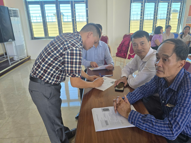 Công an xã Hương Sơn quyết tâm hoàn thành thu nhận hồ sơ cấp thẻ Đảng cho hơn 2.000 đảng viên- Ảnh 3.