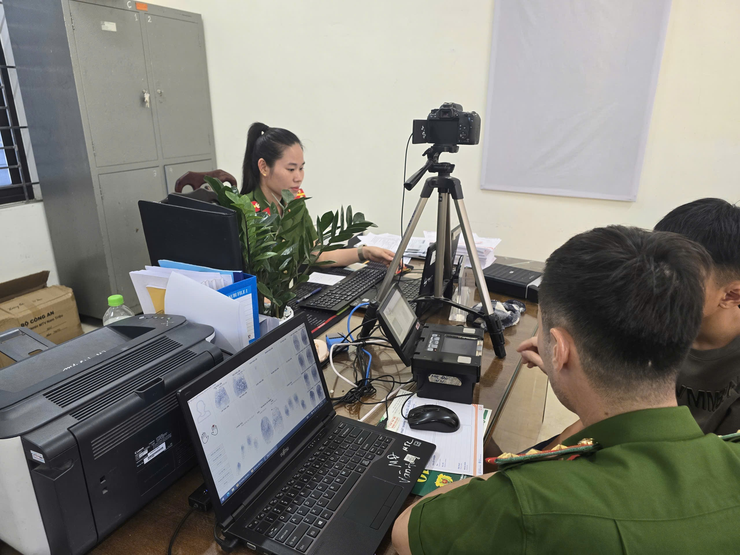 Công an xã Hương Sơn quyết tâm hoàn thành thu nhận hồ sơ cấp thẻ Đảng cho hơn 2.000 đảng viên- Ảnh 2.